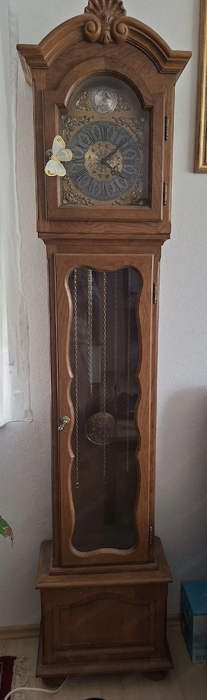Standuhr und Wanduhr 