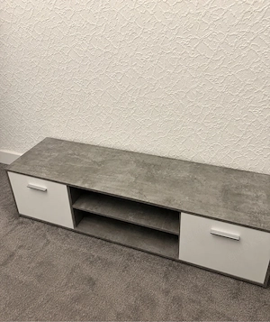 Modernes TV-Lowboard in Betonoptik mit weißen Fronten