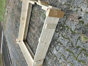 Welpen Wurfbox mit umlaufenden Welpenschutz.