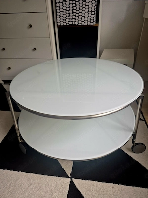 Verkaufe einen dekorativen IKEA-Tisch