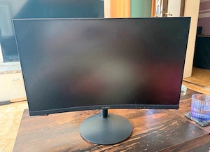24 Zoll Monitor und NZXT PC Gehäuse