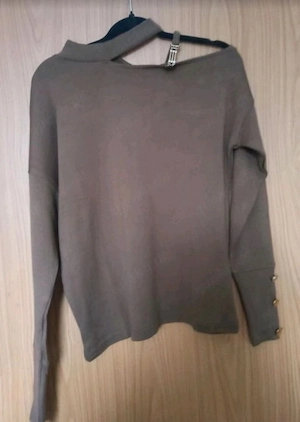 Stylischer Langarm-Pullover mit Cut-out und Knopfdetails - Top Zustand!