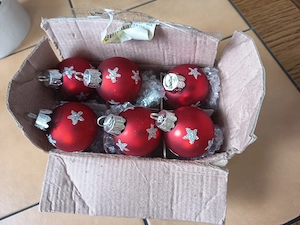 6 rote Weihnachtskugeln aus Glas mit Sternen