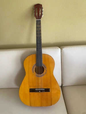 Gitarre mit Lernbuch und Cassette
