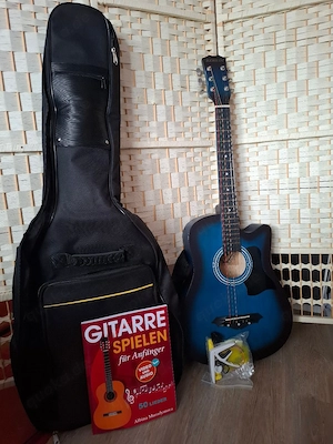 Akustikgitarre mit Tasche und Zubehör