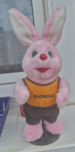 Retro Duracell Hase batteriebetrieben