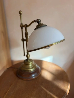 Vintage Tischlampe aus Messing mit Milchglasschirm
