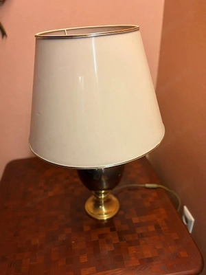 Elegante Tischlampe im klassischen Stil