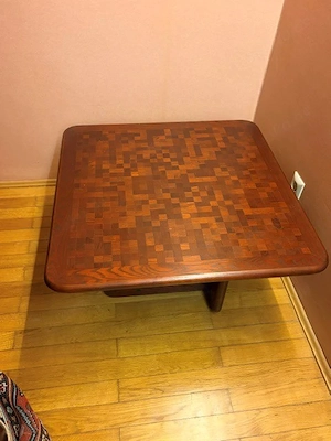Massiver Couchtisch aus Holz mit einzigartigem Mosaikmuster