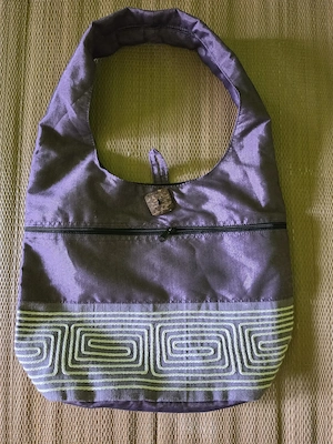 Lilafarbene Handtasche aus Stoff