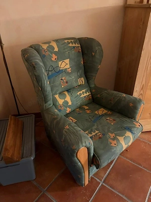 Gemütlicher Ohrensessel mit Hocker