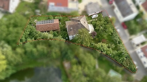Komplett erschlossenes Grundstück mit Altbestand