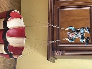 Deko Clown Figur als Fallschirmspringer