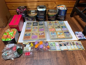 Pokémon Kartensammlung mit Dosen