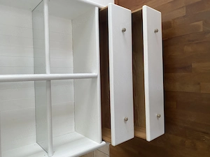Weiße Vitrine 