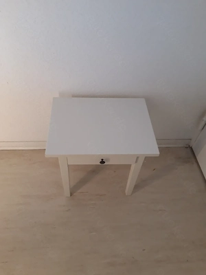IKEA Tisch - für unterschiedliche Zwecke nutzbar.