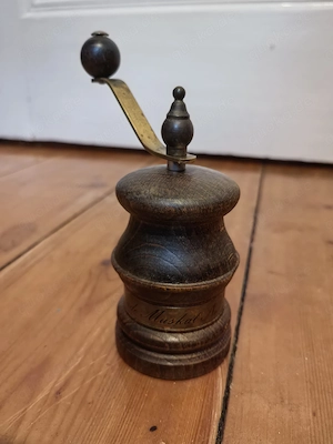 Alte Zassenhaus Vintage Muskatmühle aus Naturholz, rustikal mit Kurbel
