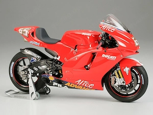 1:12 Tamiya Masterwork Ducati Desmosedici Moto GP 2004