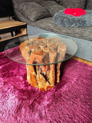 Couchtisch aus Baumstämmen mit Glasplatte