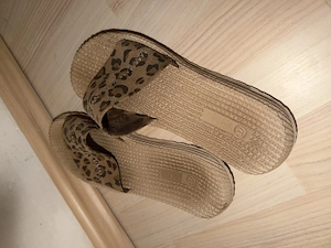 2 jahre sehr oft getragene sommer slippers, billig marke
