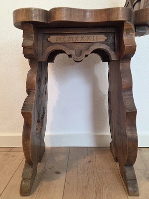Antiker Sgabello 1932 ANNO DOMINI MCMXXXII Doppel-Delphin