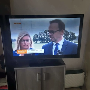 LG 42" LED TV (42LM3400) für Bastler   Bild oben dunkler
