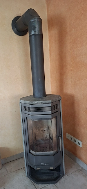 Edler Kaminofen Justus P50 (5 kW) mit Speckstein inkl. Ofenrohre