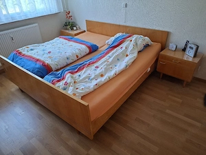Doppelbett aus hellem Holz mit Matratzen 
