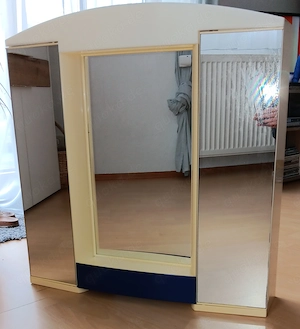 Spiegelschrank mit Beleuchtung
