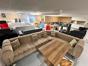 Brandneue modulare XXL Samt-Couch mit Kissen zum Sonderpreis