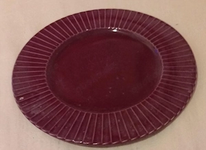 Salatteller in Rübenrot 