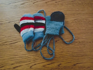 Set Handschuhe an Schnur grau gestreift 