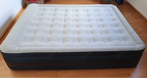 Luftmatratzenbett mit Motorpumpe