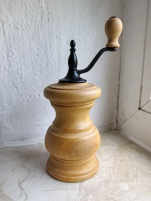 ZASSENHAUS Pfeffermühle aus Naturholz im Buche Ton mit Kurbel, 15,5 cm hoch