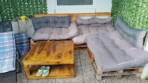 Palettensofa mit Holztisch für den Balkon   Garten