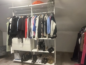 Weißes Regalsystem mit Kleiderstange und Schubladen Ikea