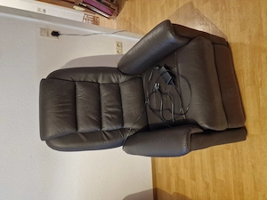 Neuwertiger Fernsehsessel mit Aufstehhilfe Material Leder Braun elektr. Bedienung