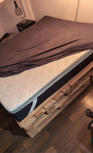 Palettenbett mit Matratze (1,60m) zu verschenken