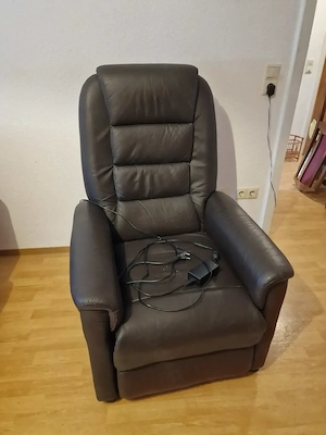 Neuwertiger Fernsehsessel mit Aufstehhilfe Material Leder Braun elektr. Bedienung