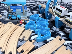   Holzschiene und Züge