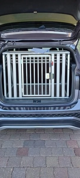 Neuwertige Hundebox speziell für VW T Cross gefertigt 