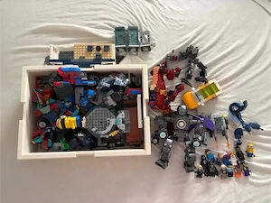 lego kiste und figuren 