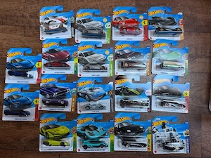 18 Hot Wheels Spielzeugautos in Originalverpackung