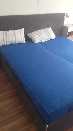 King size Bett mit einem Mechanismus zur Verstellung von Rücken-, Mittel- und Beinbereich.