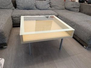 Couchtisch mit Glasplatte