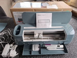 Cricut Maker 4 Essentials-Bundle 56x18,3x15,8cm Hobbyplotter Schneidemaschine