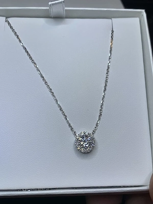 Halskette mit rundem Halo-Anhänger (im Swarovski-Stil) 