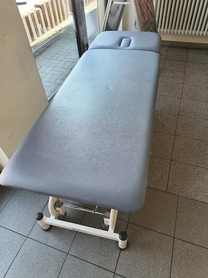 Massageliege Rehabilitationstisch auf Rädern