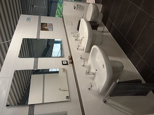 Waschbecken und WC
