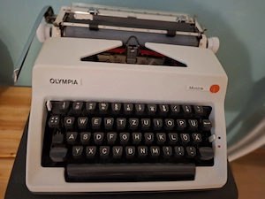 Reiseschreibmaschine Olympia Monika